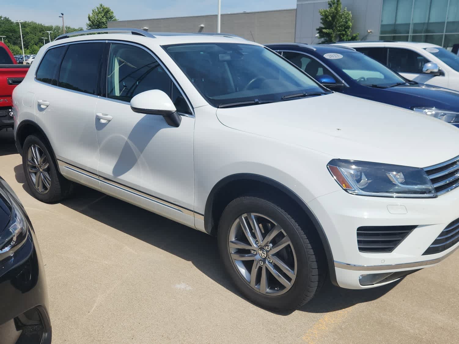 Used 2016 Volkswagen Touareg TDI AWD/4WD image 4