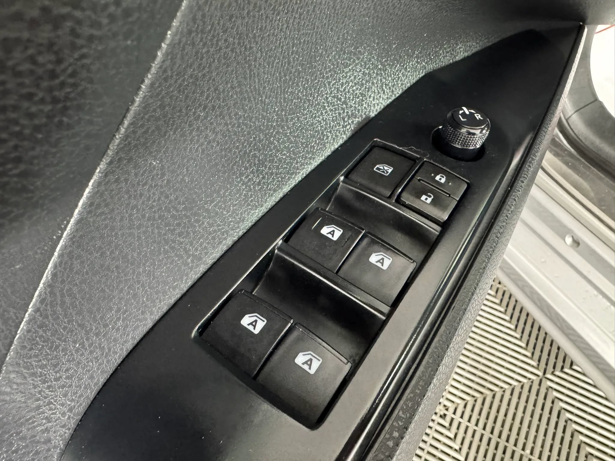 Used 2019 Toyota Camry SE w/ Convenience Package FWD image 38