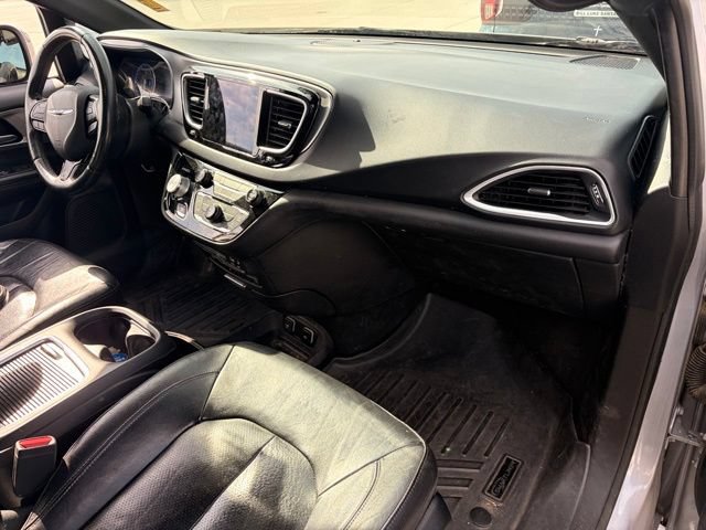 Used 2018 Chrysler Pacifica Touring-L Plus w/ S Appearance Package FWD image 11