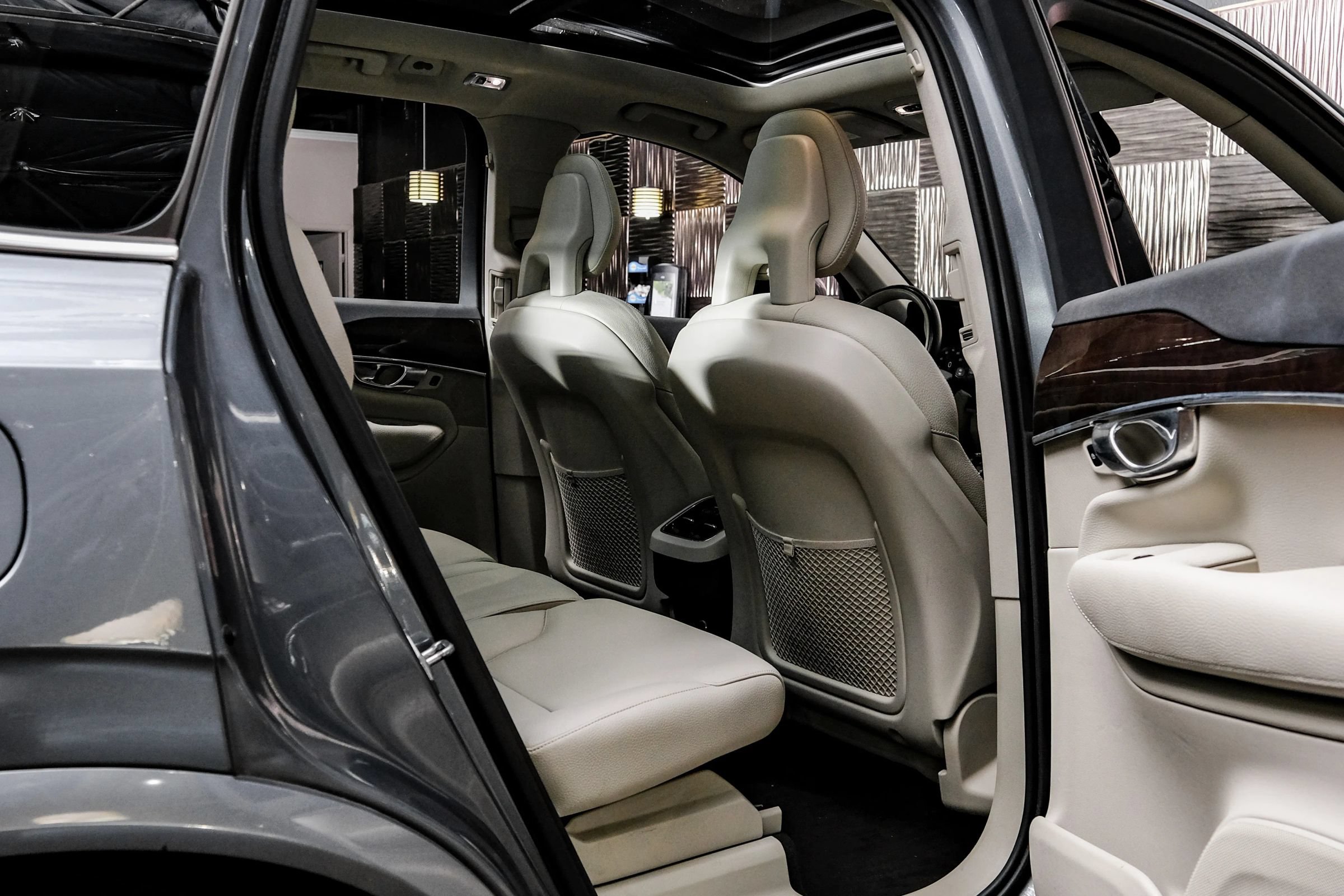 Used 2017 Volvo XC90 T6 Momentum w/ Convenience Package AWD/4WD image 37