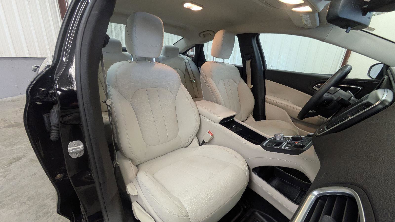 Used 2015 Chrysler 200 Limited image 5