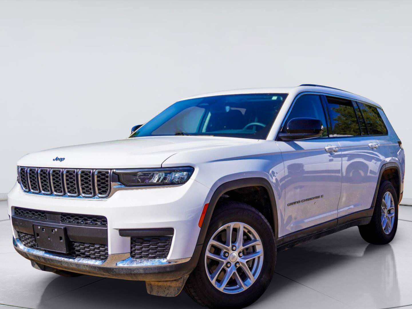 Used 2024 Jeep Grand Cherokee L Laredo RWD image 1