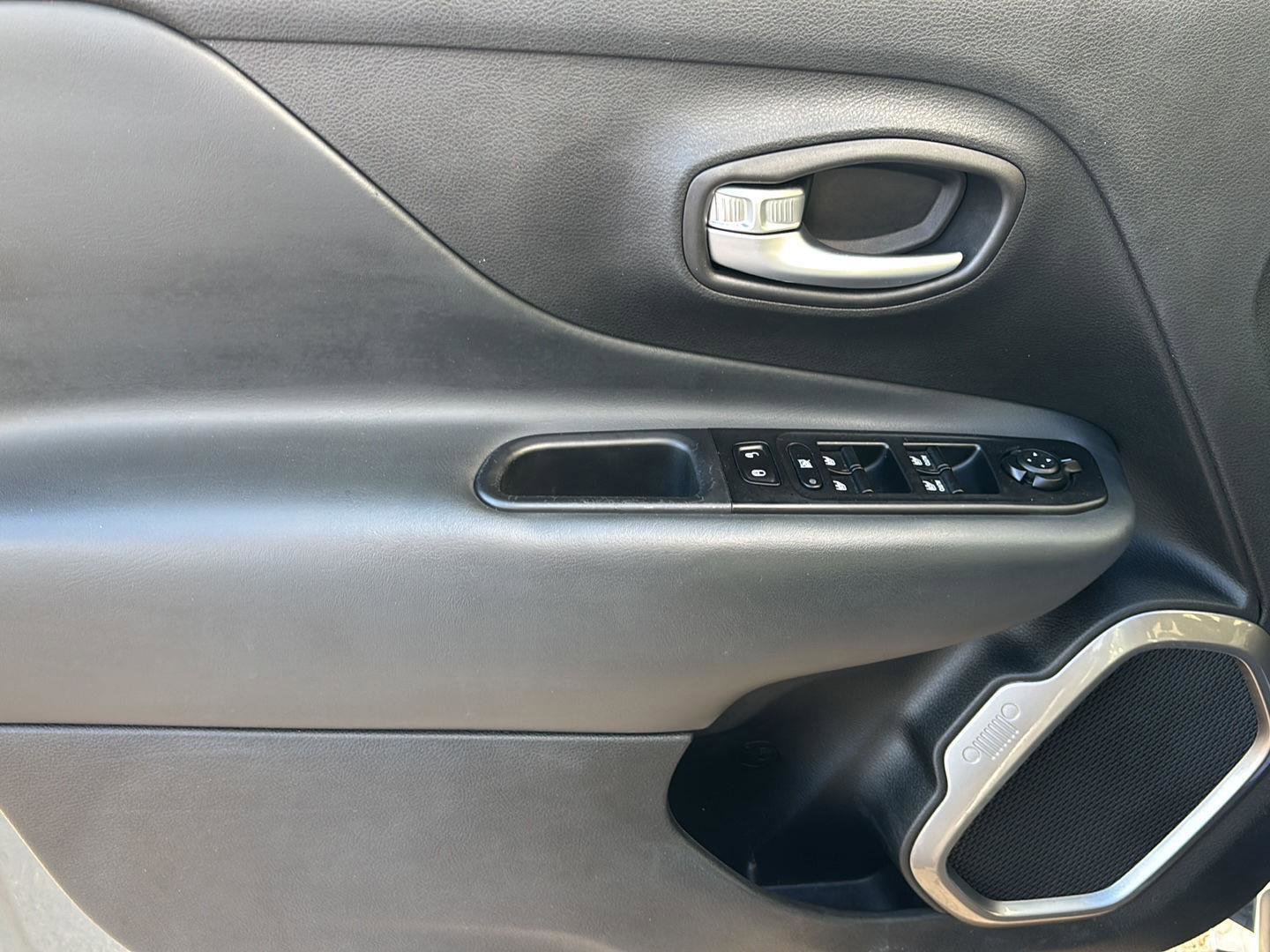 Used 2021 Jeep Renegade Limited image 4