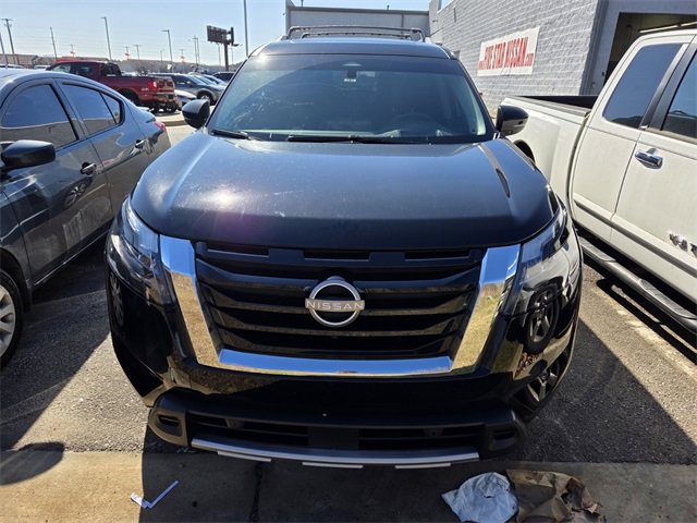 Used 2025 Nissan Pathfinder Platinum image 2