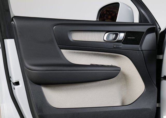 Used 2021 Volvo XC40 T5 Inscription w/ Advanced Package image 26