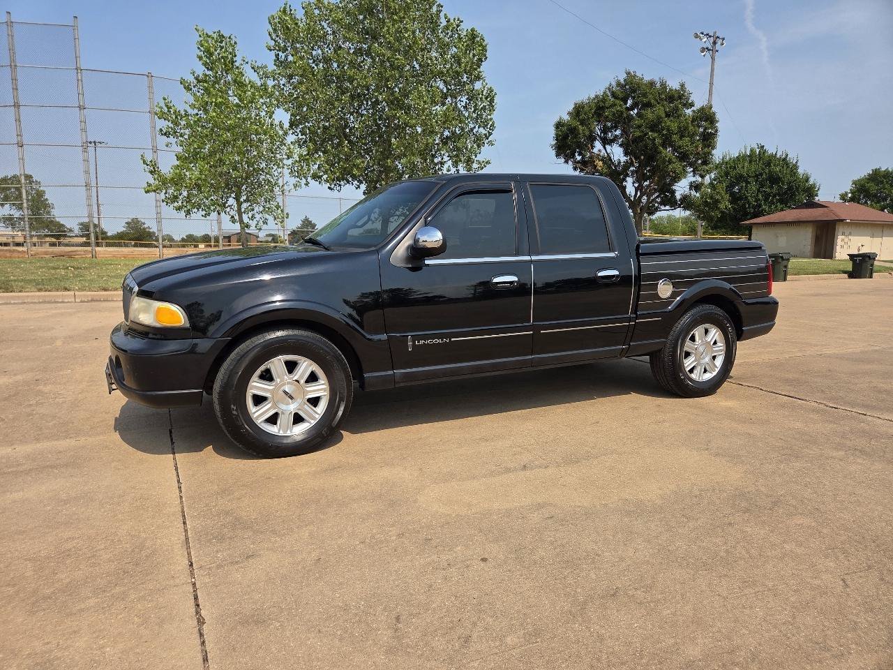 Used 2002 Lincoln Blackwood RWD image 2