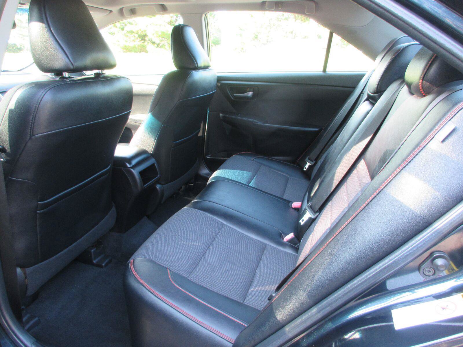 Used 2016 Toyota Camry SE w/ Moonroof Package FWD image 15