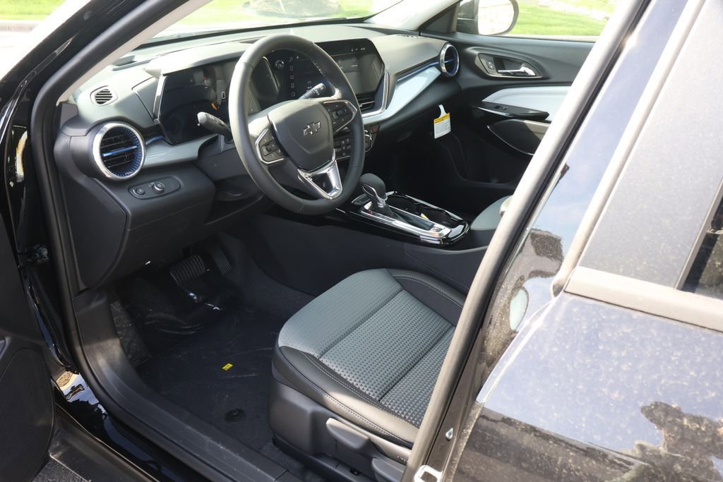 New 2026 Chevrolet Trax LT w/ Sunroof Package FWD image 13