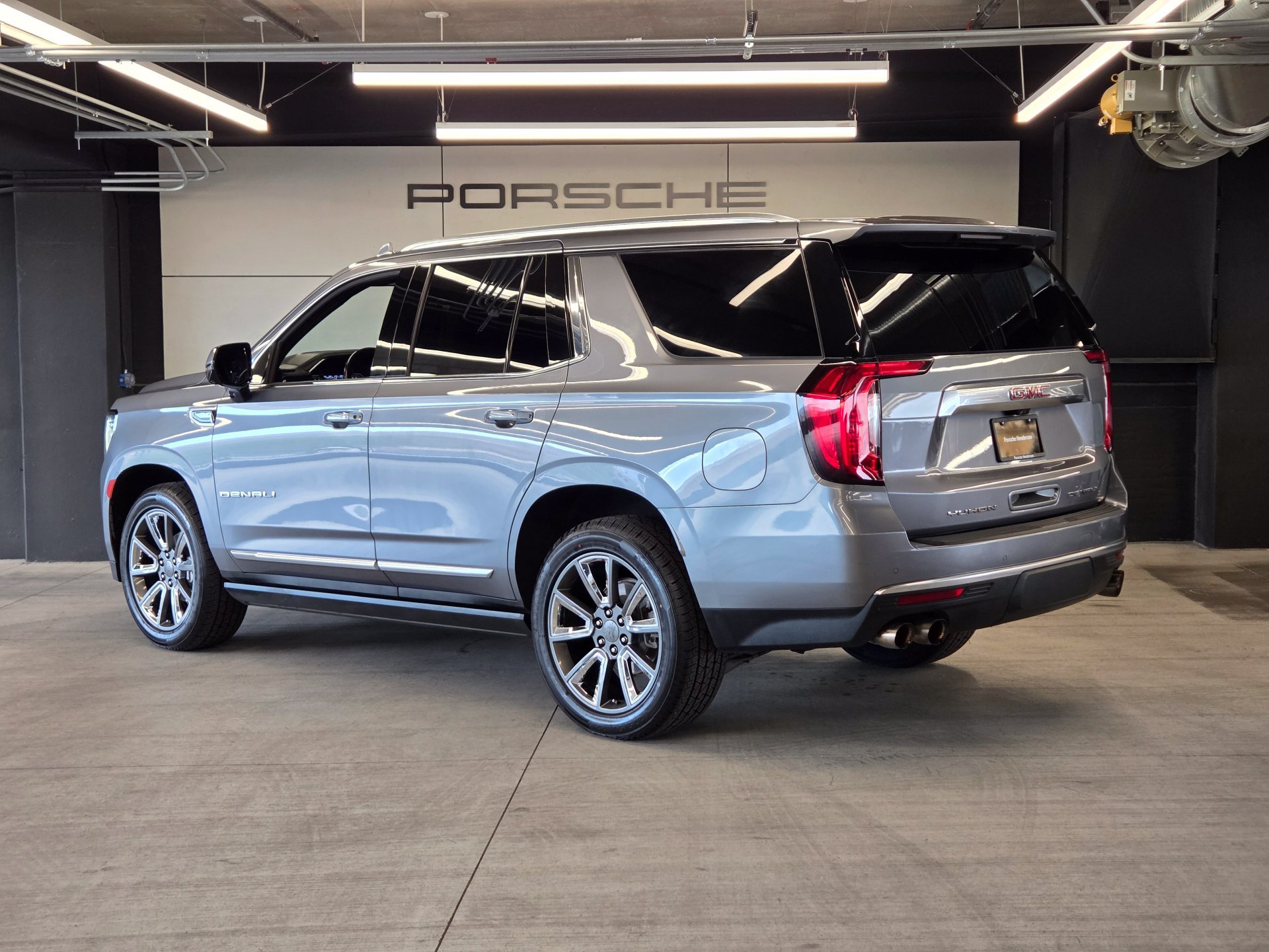 Used 2021 GMC Yukon Denali w/ Denali Premium Package AWD/4WD image 3