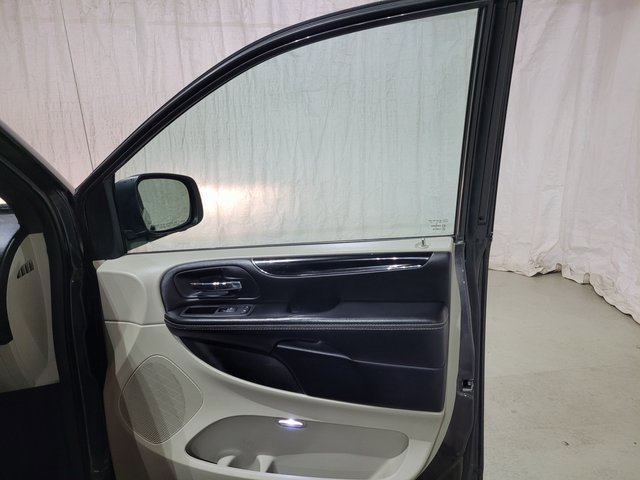 Used 2018 Dodge Grand Caravan SXT image 52