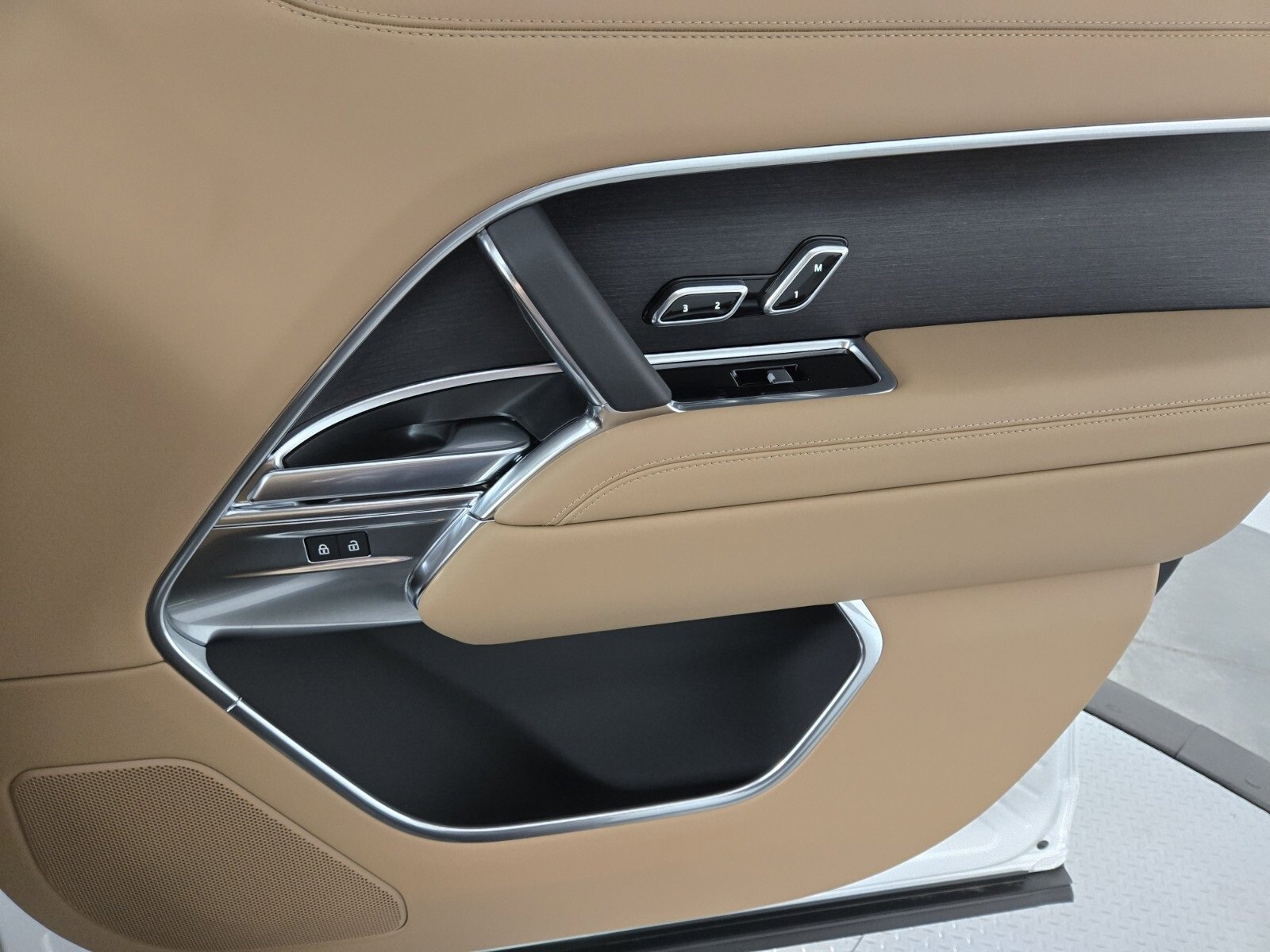 New 2025 Land Rover Range Rover SE image 18