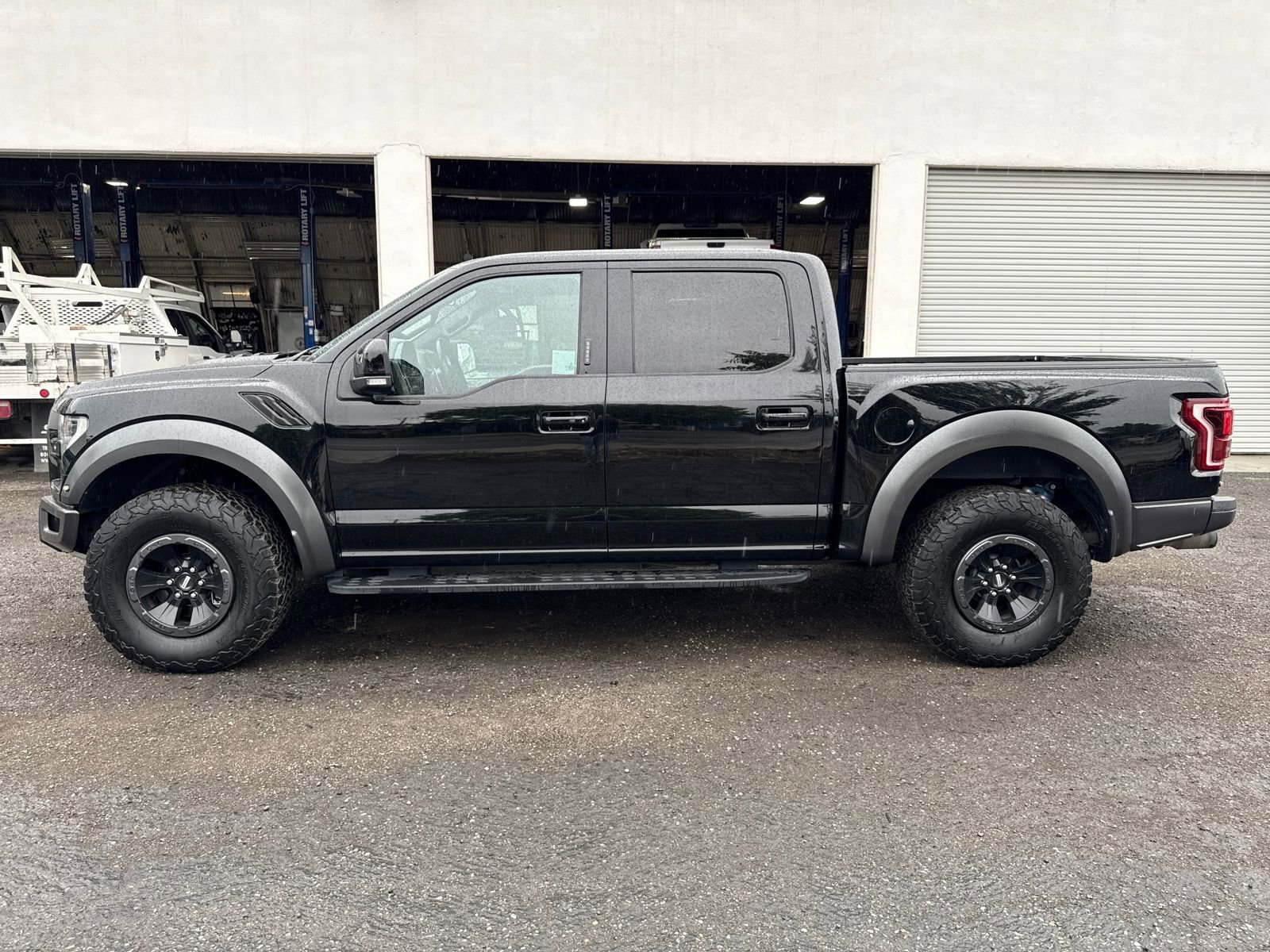 Used 2017 Ford F150 Raptor w/ Equipment Group 802A Luxury AWD/4WD image 2