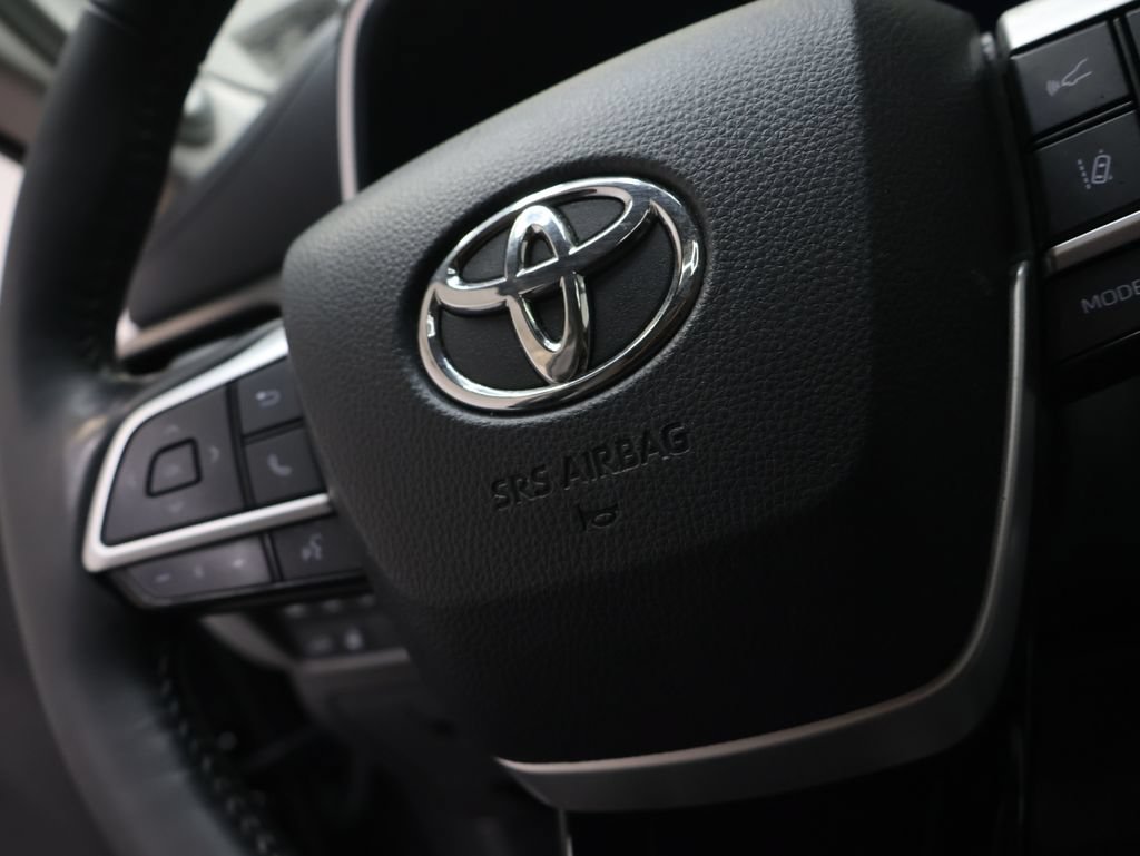 Used 2024 Toyota Highlander Limited FWD image 22