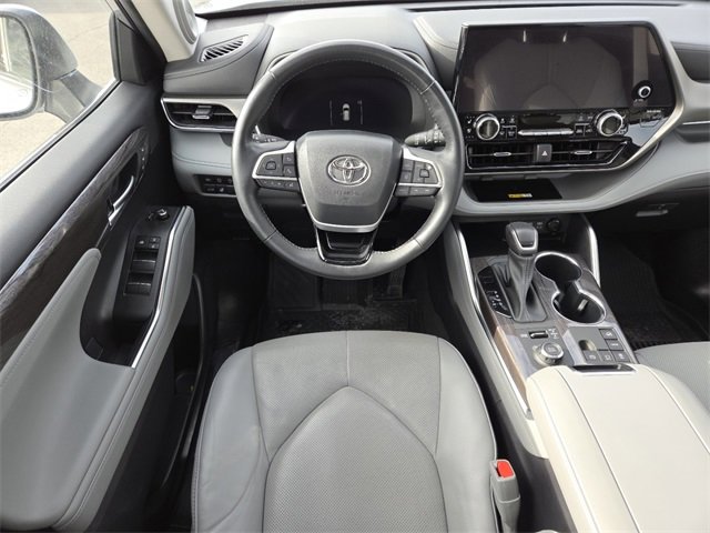 Used 2023 Toyota Highlander L image 32