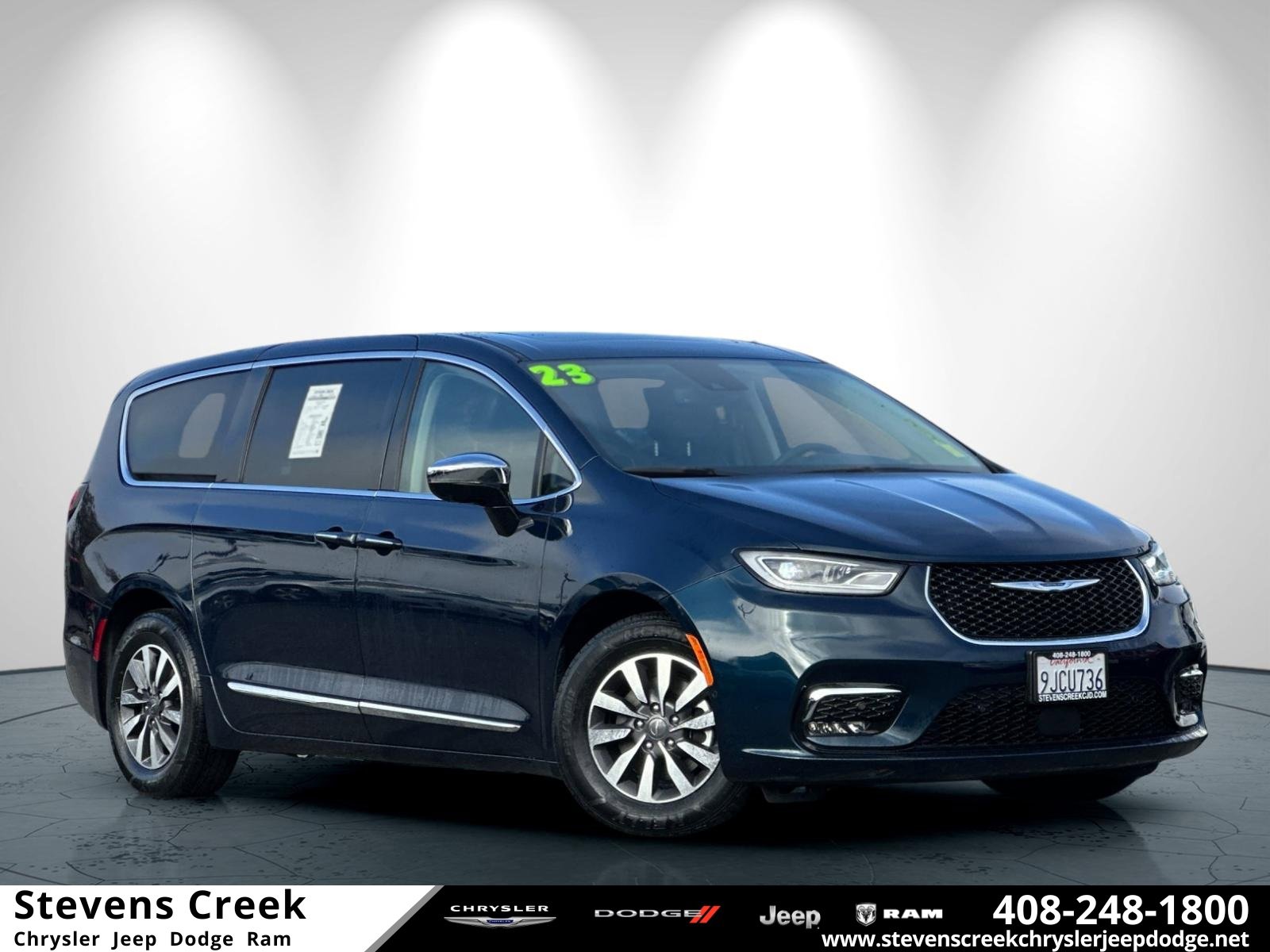 Used 2023 Chrysler Pacifica Limited w/ Uconnect Theater Family Group