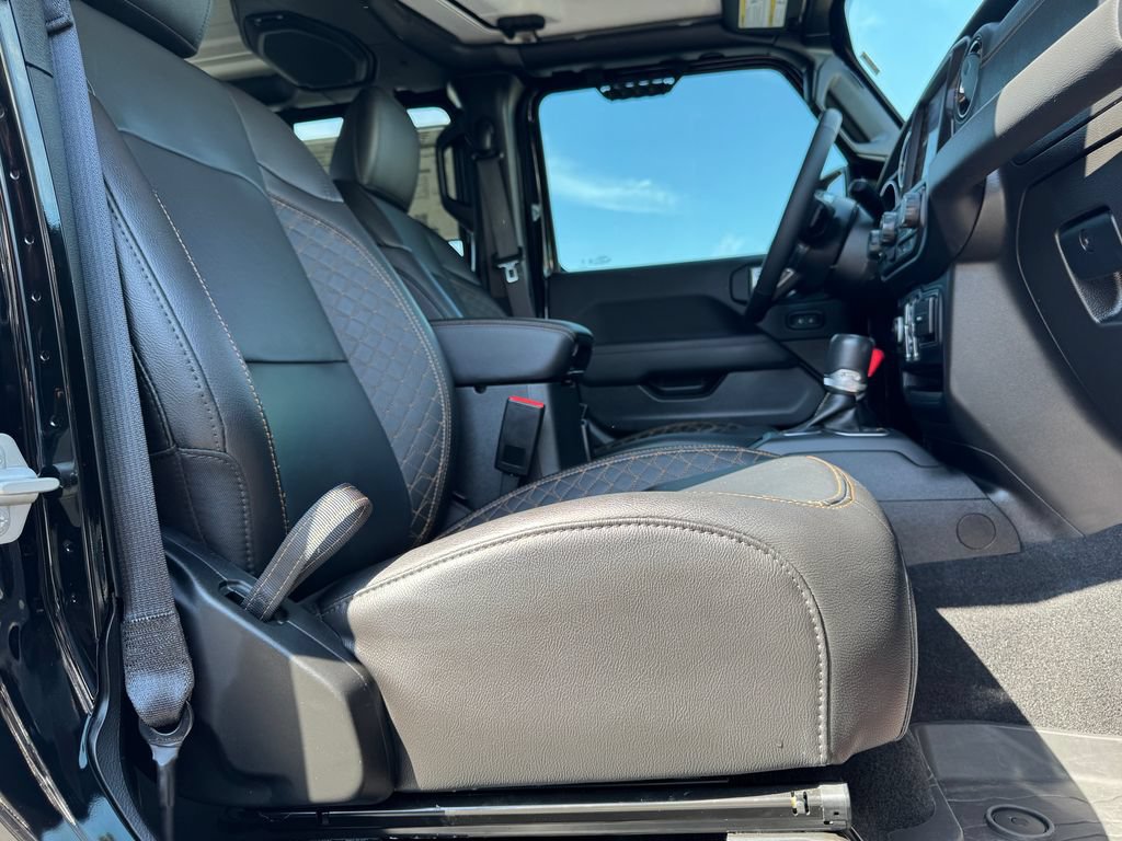 Used 2023 Jeep Gladiator Overland AWD/4WD image 12