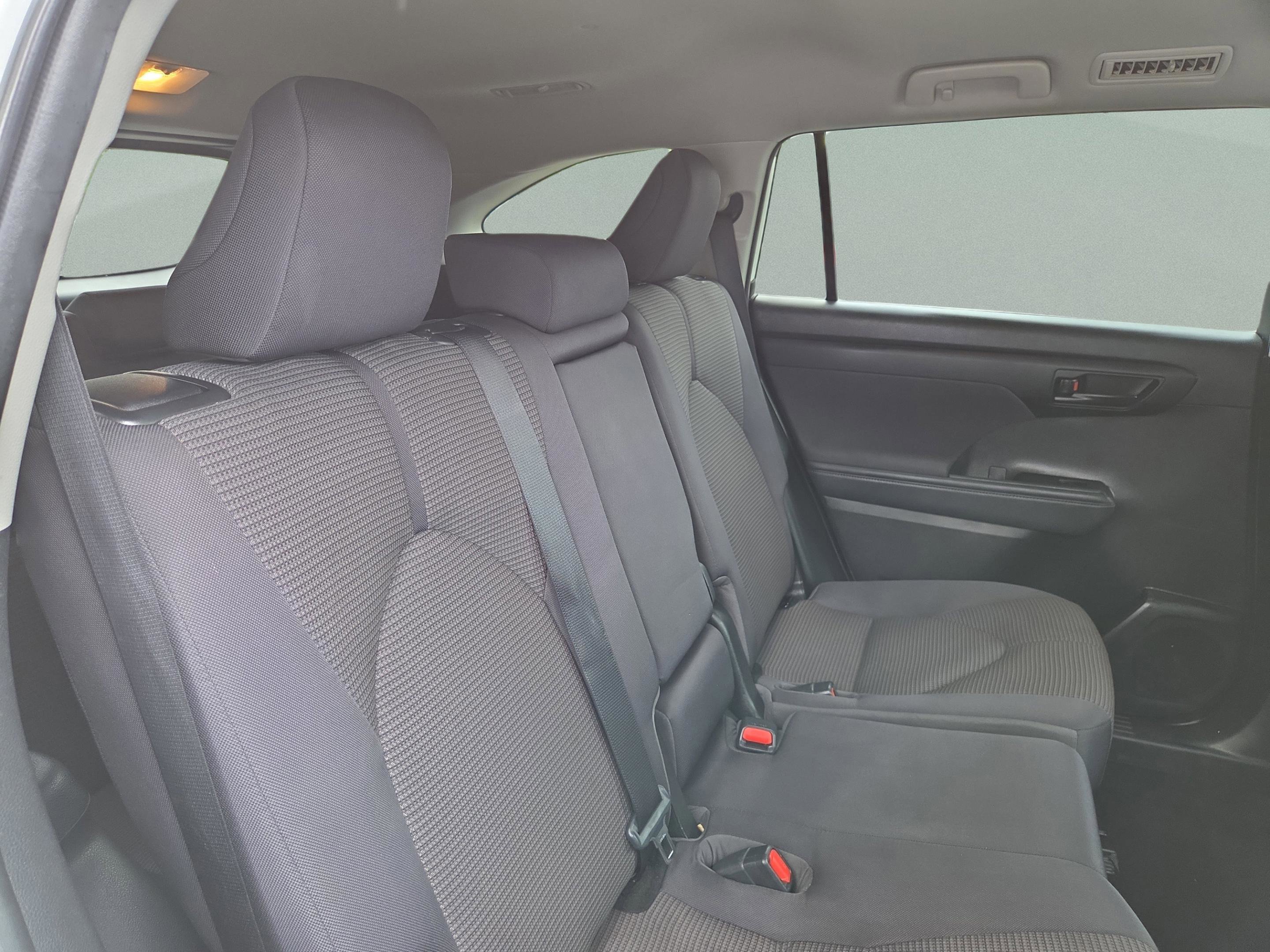 Used 2022 Toyota Highlander L image 38