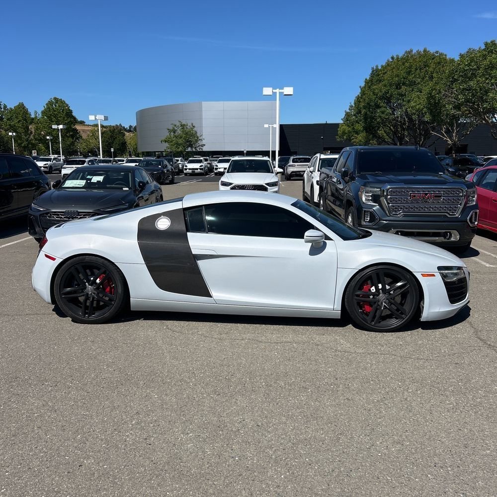 Used 2015 Audi R8 V8 w/ Extended Leather Package AWD/4WD image 3
