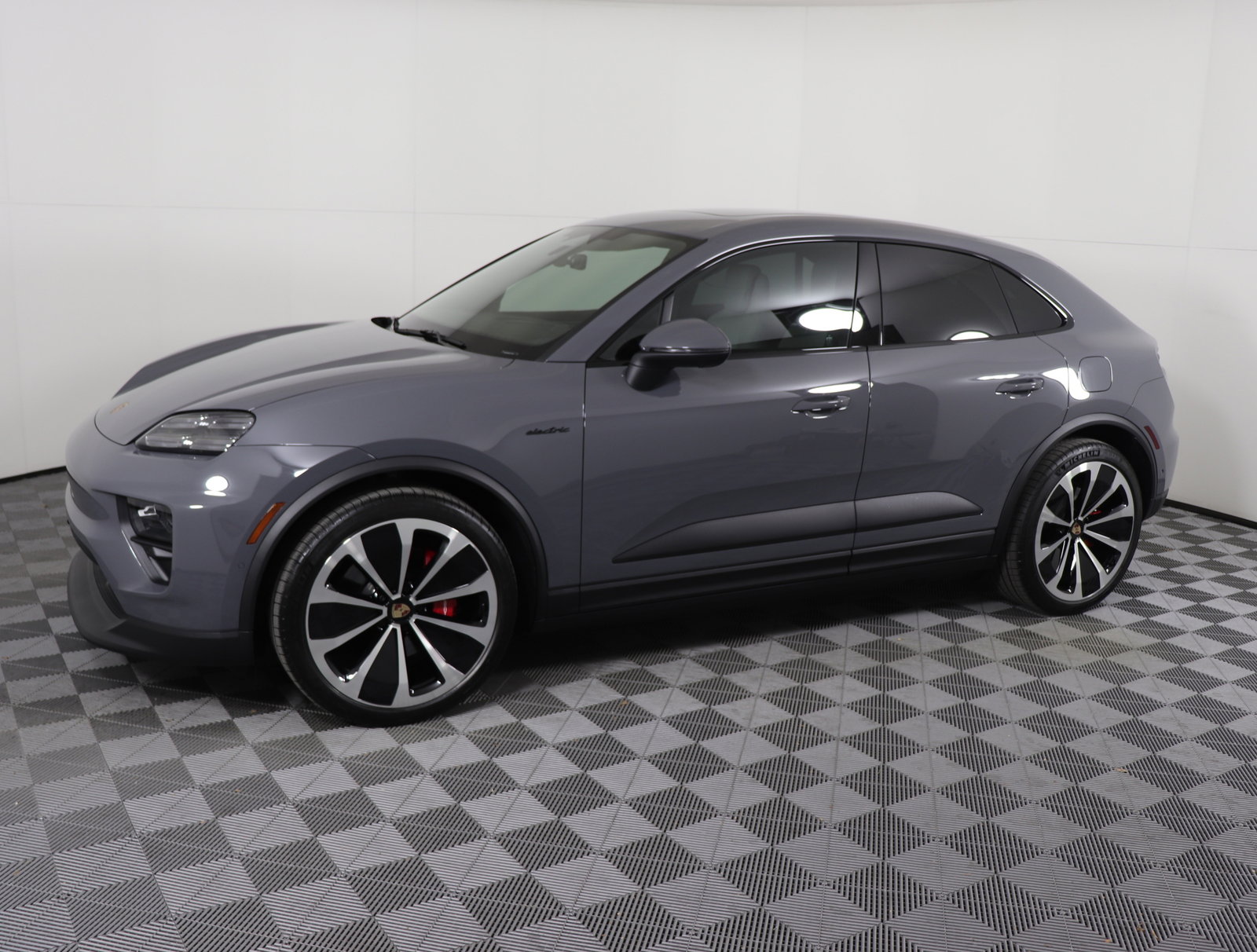 Used 2025 Porsche Macan 4S Electric image 2