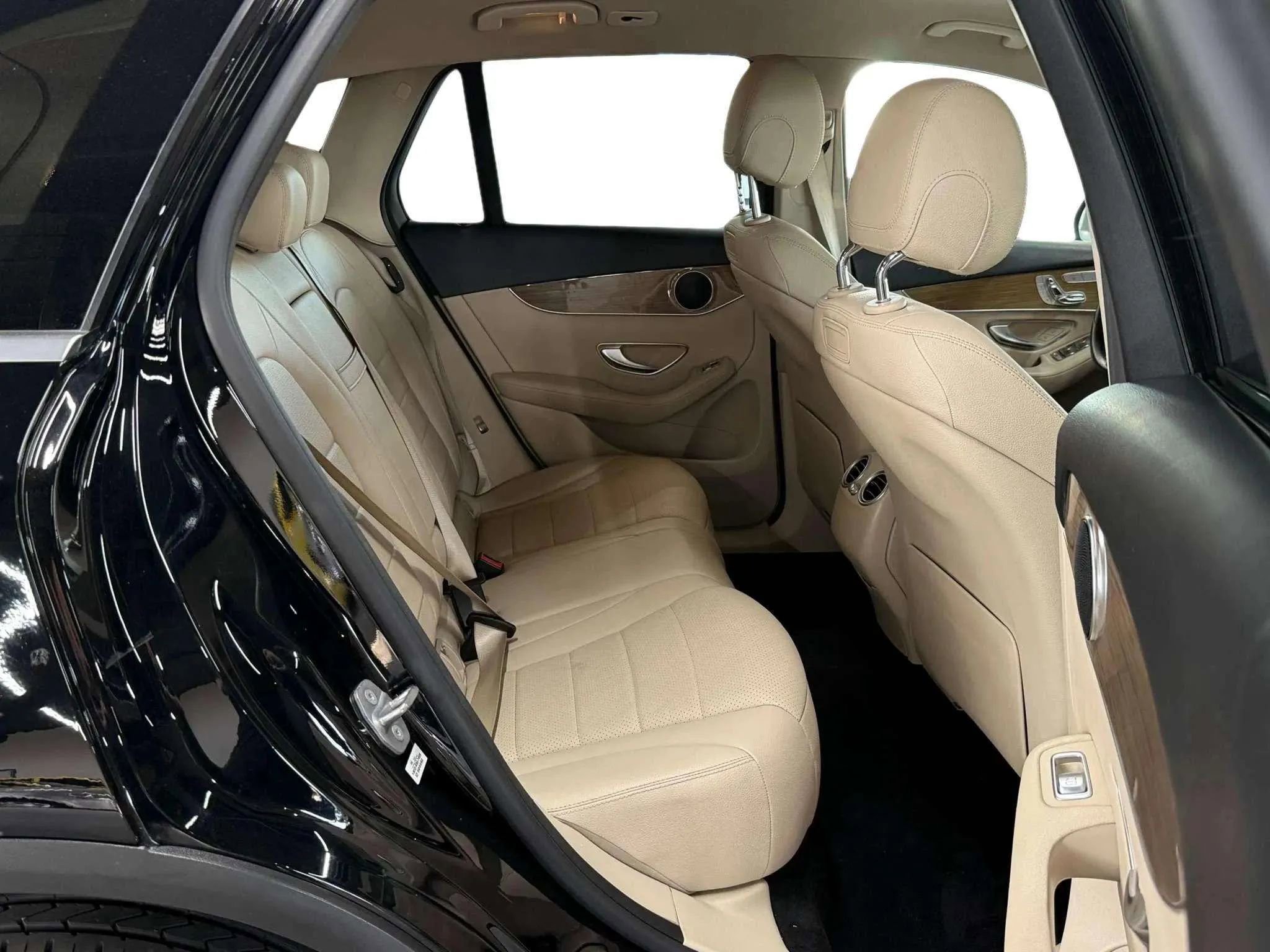 Used 2018 Mercedes-Benz GLC 300 w/ Premium Package image 14