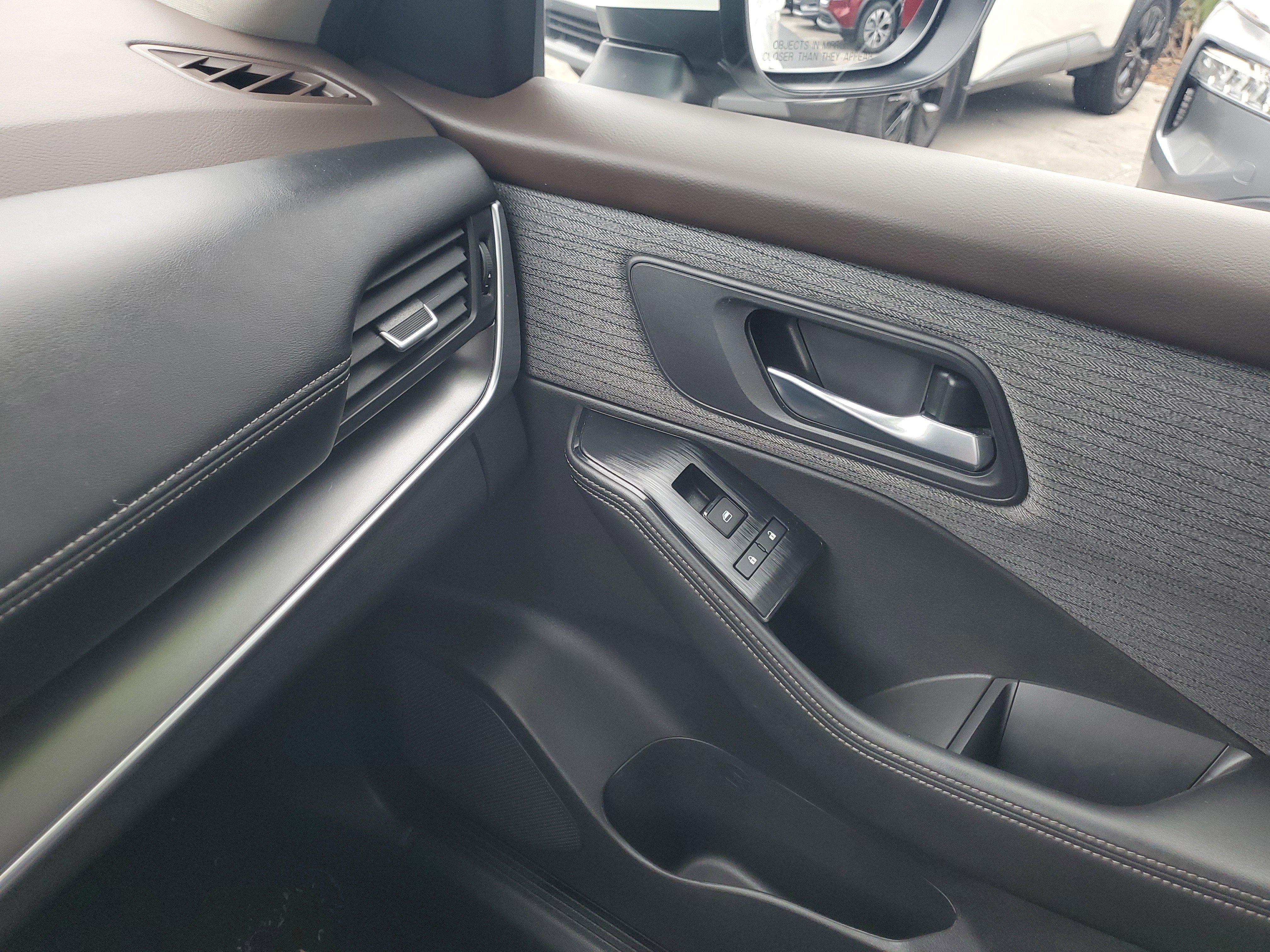 Used 2023 Nissan Rogue SV image 27