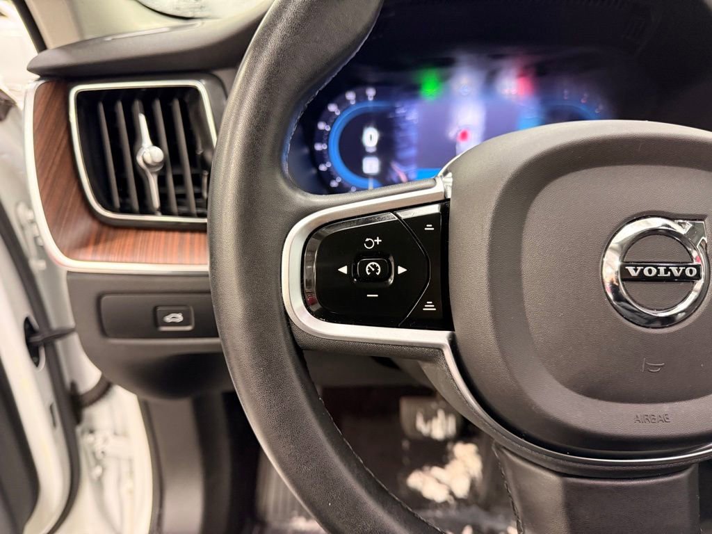 Used 2023 Volvo XC60 B5 Plus image 13