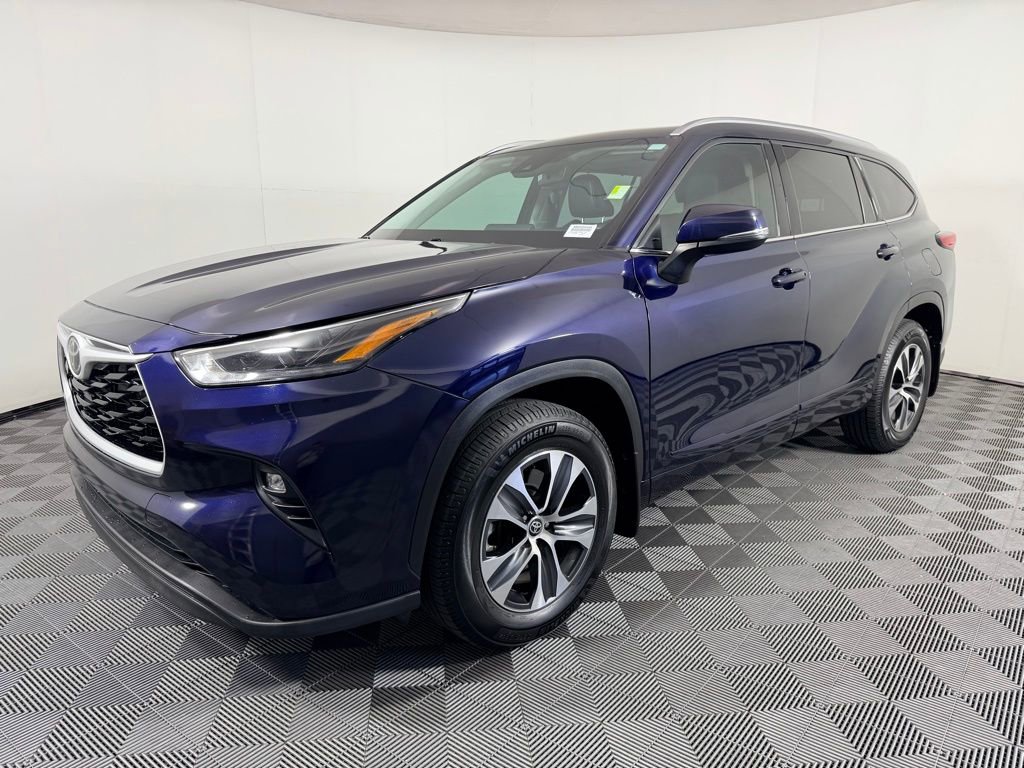 Used 2021 Toyota Highlander XLE image 3
