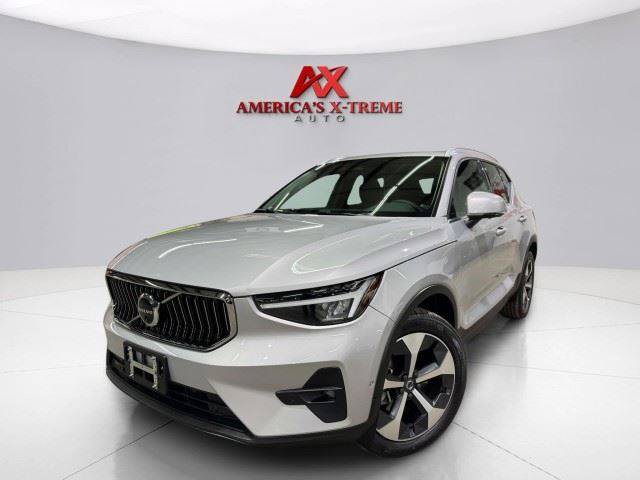 Used 2023 Volvo XC40 B5 Plus w/ Driver Assist Package AWD/4WD image 2