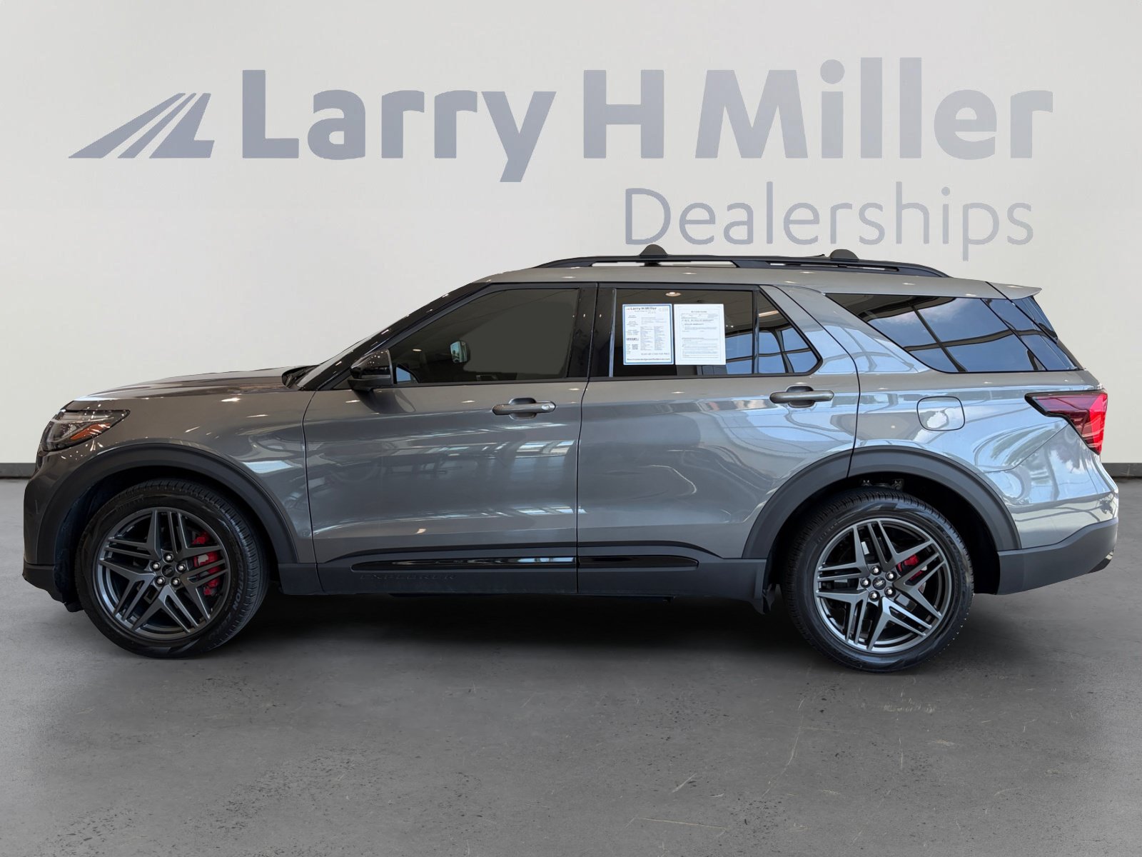 Used 2025 Ford Explorer ST AWD/4WD image 2