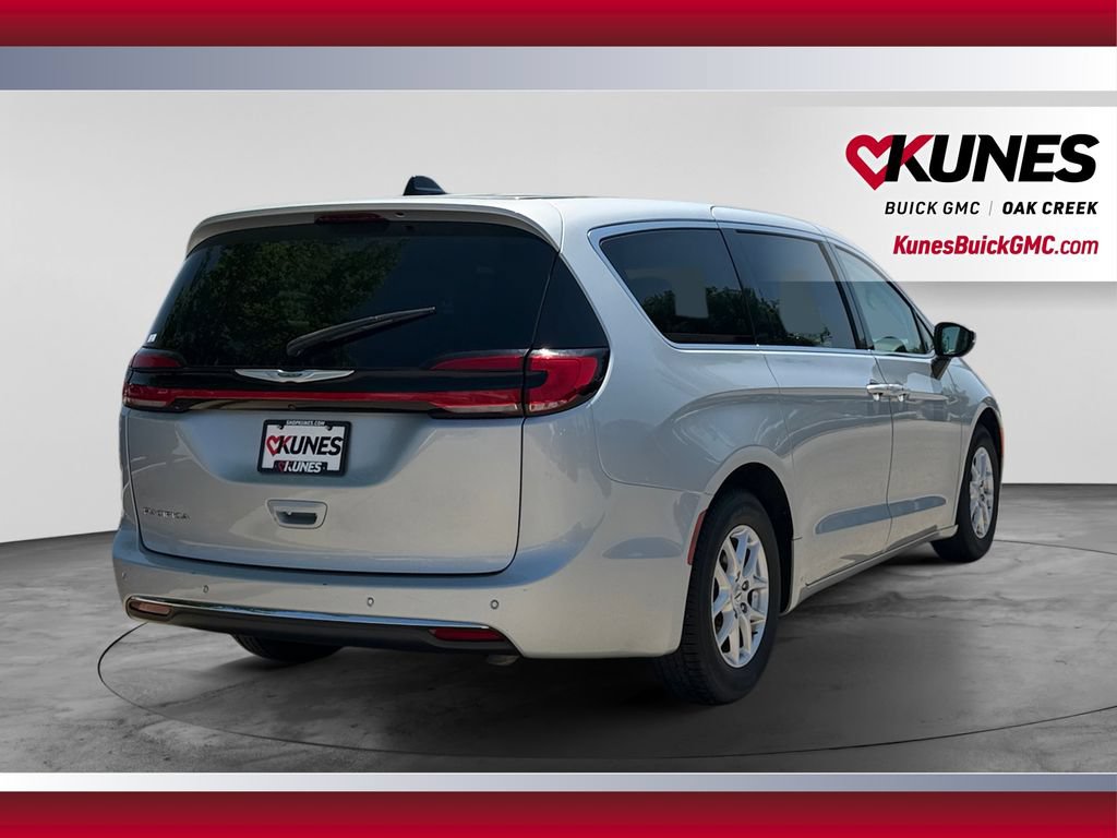 Used 2023 Chrysler Pacifica Touring-L FWD image 10