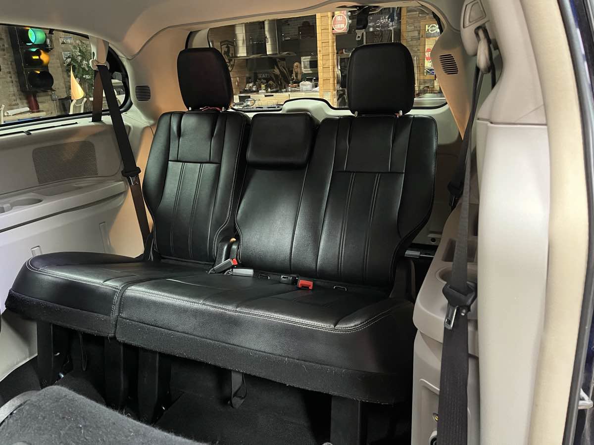 Used 2016 Chrysler Town & Country Touring w/ Driver Convenience Group FWD image 24