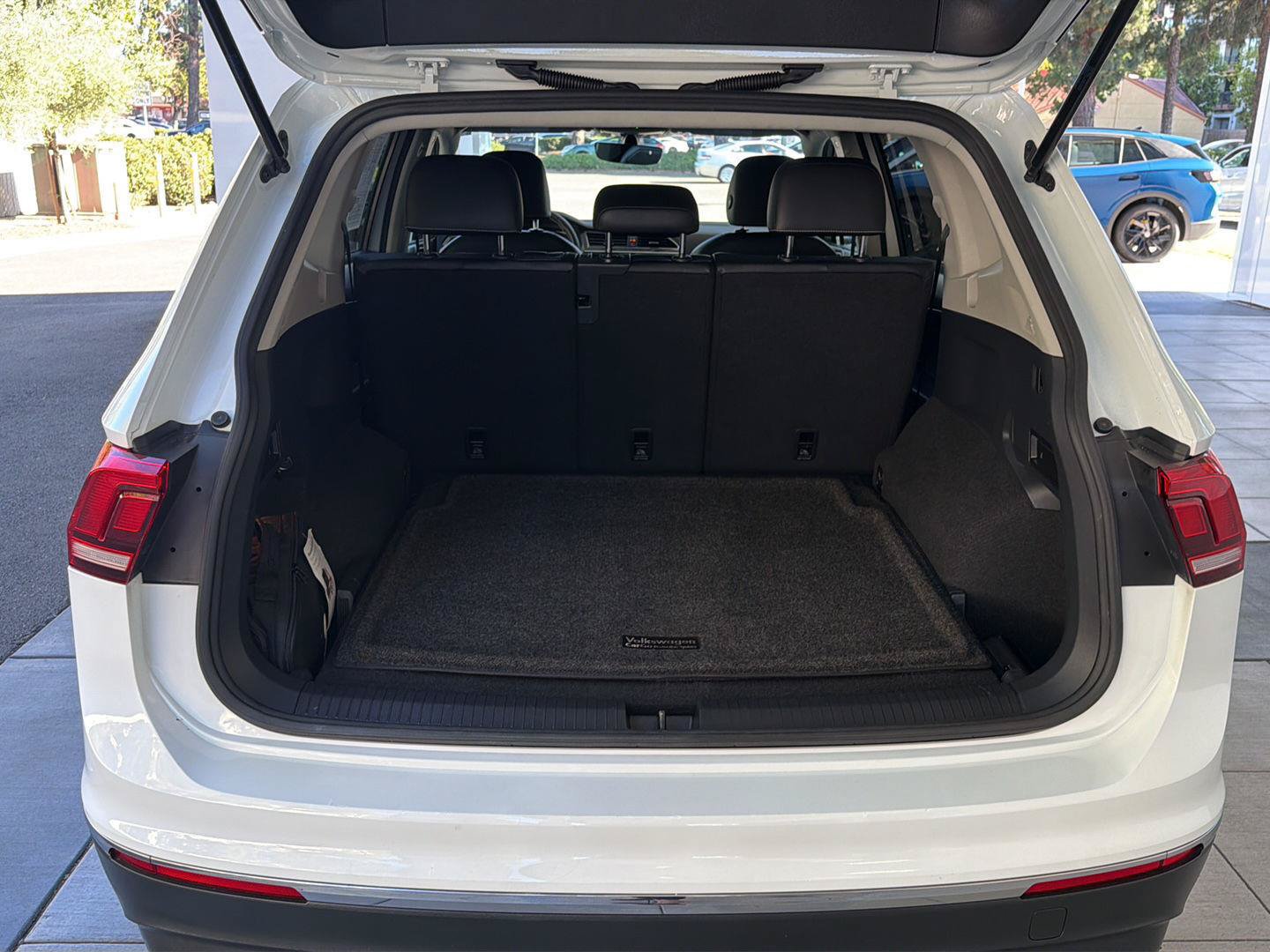 Certified 2021 Volkswagen Tiguan SE w/ Panoramic Sunroof Package AWD/4WD image 13