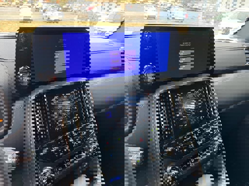 Used 2024 Lexus LX 600 4WD w/ Luxury Package image 19