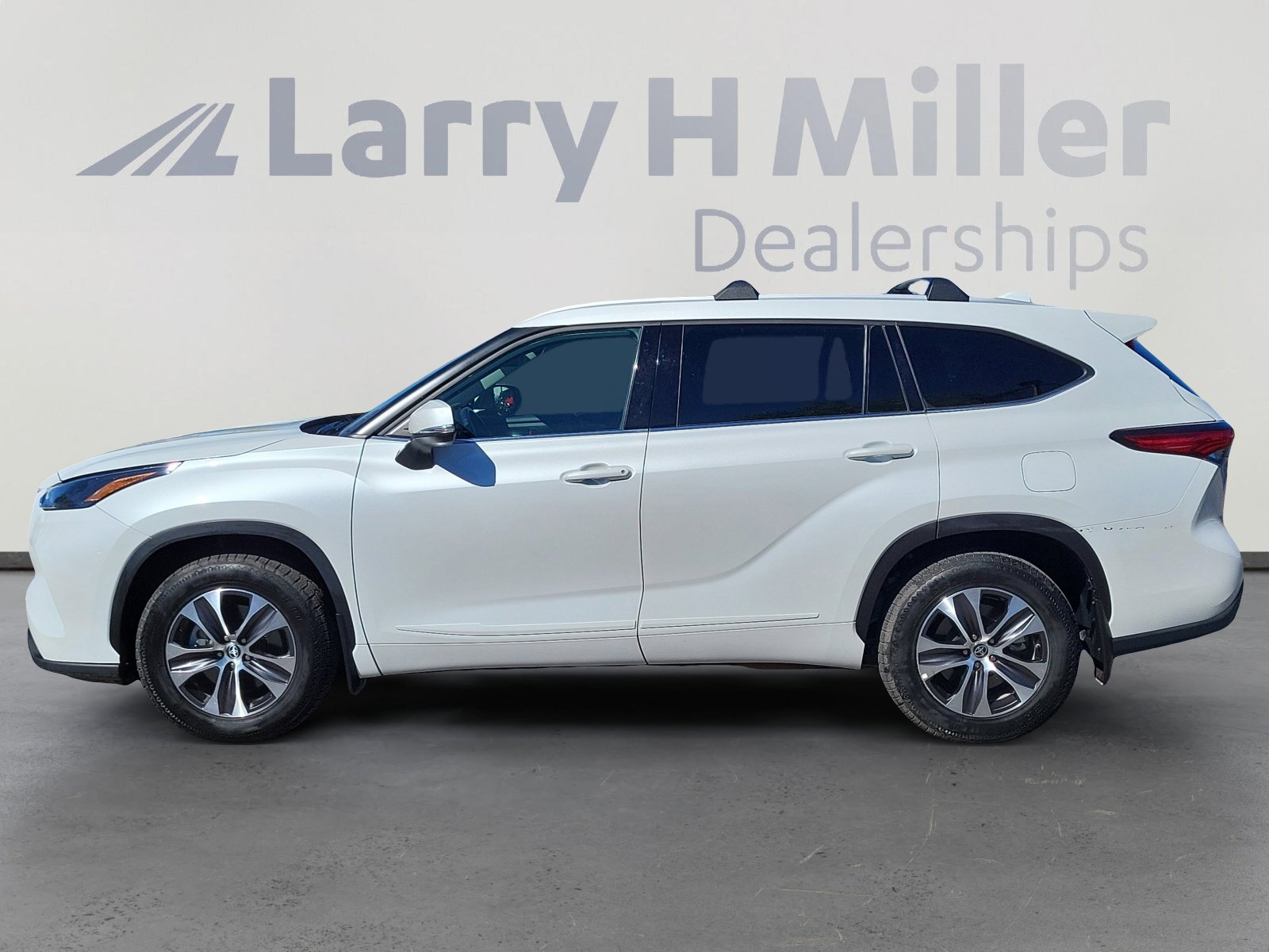 Used 2022 Toyota Highlander XLE image 3