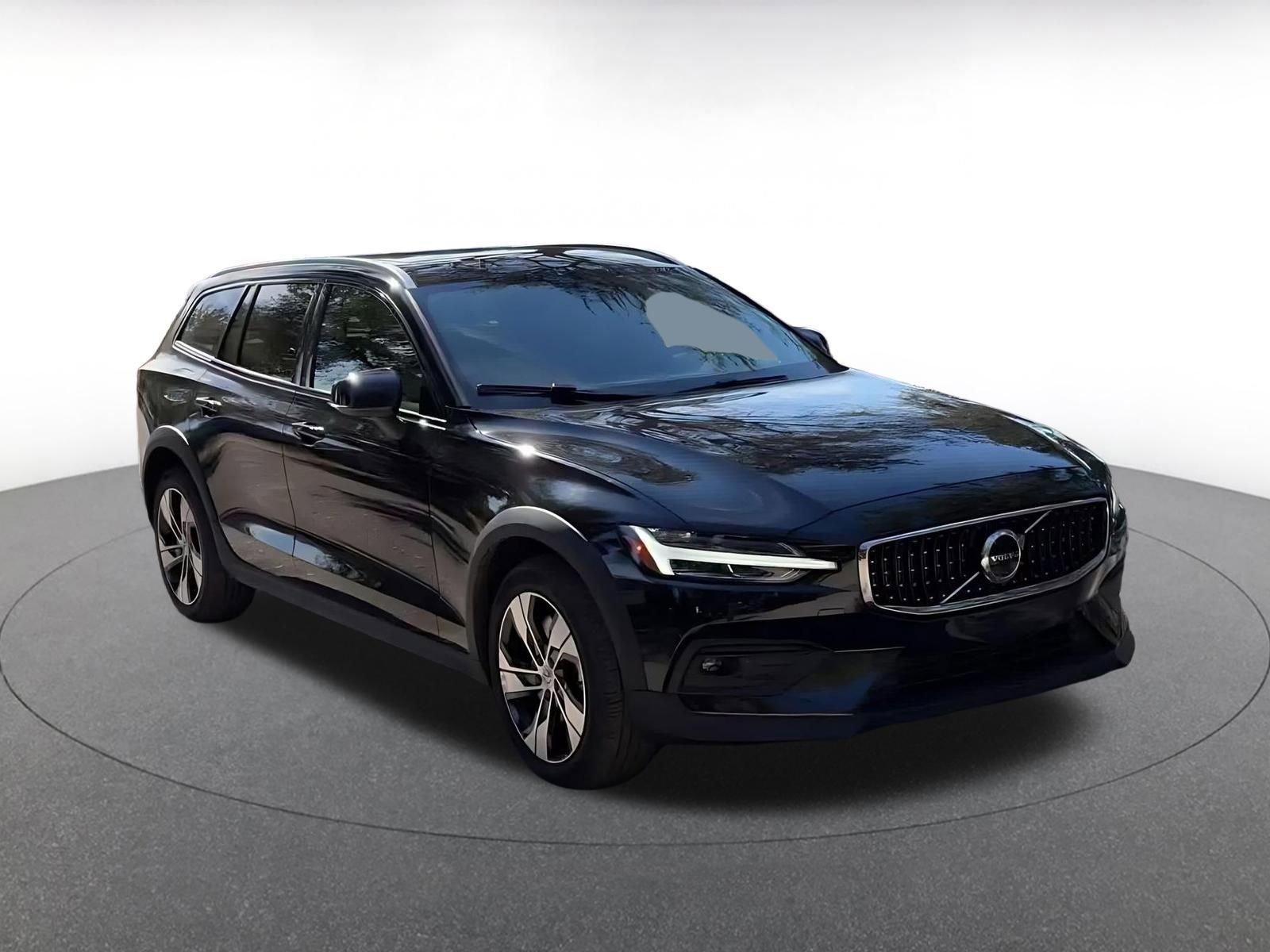 Used 2025 Volvo V60 B5 Cross Country Plus image 3