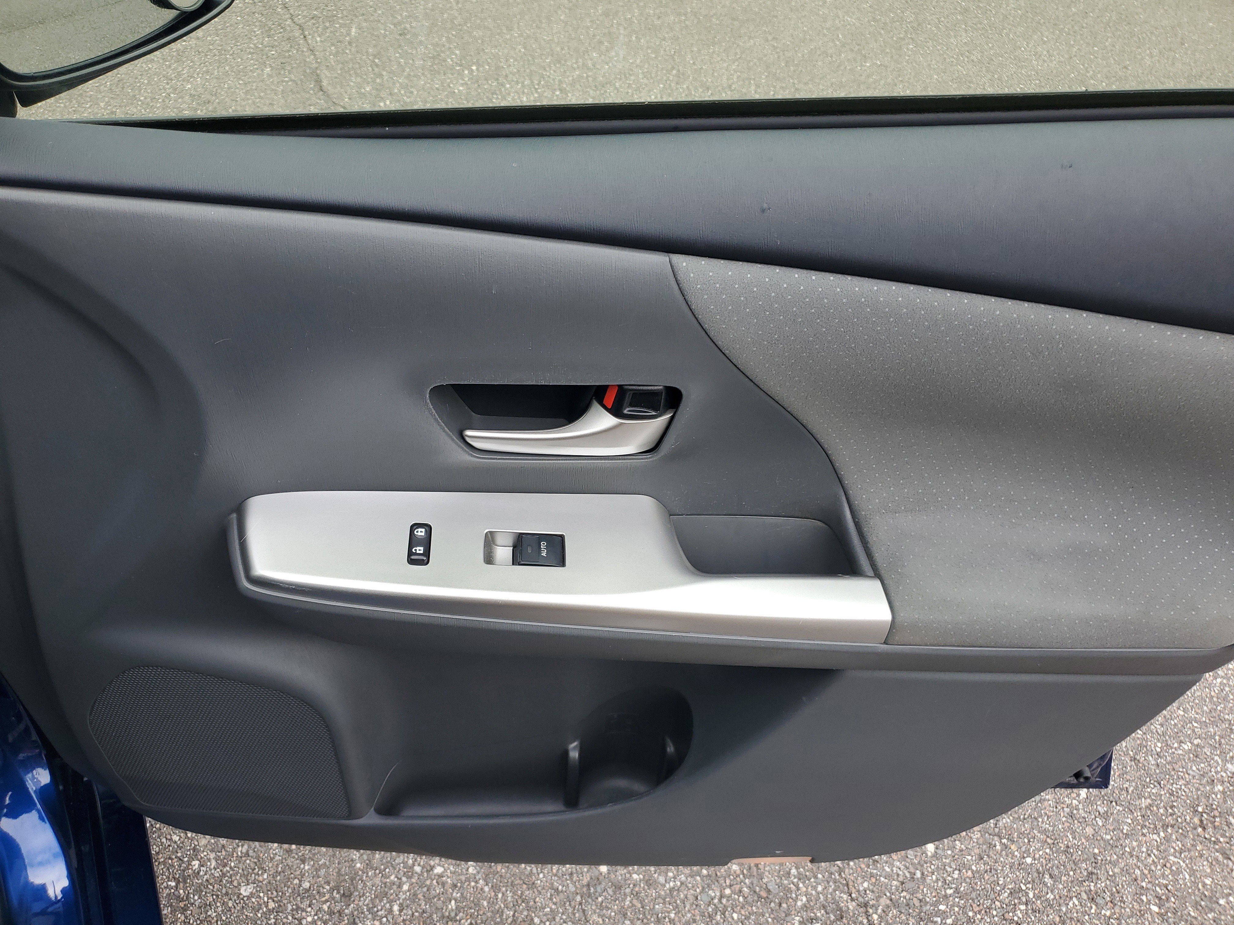 Used 2014 Toyota Prius V Two image 10
