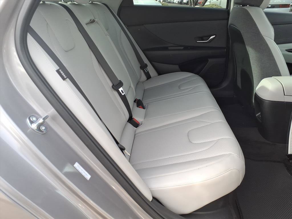 Certified 2025 Hyundai Elantra Limited FWD image 14