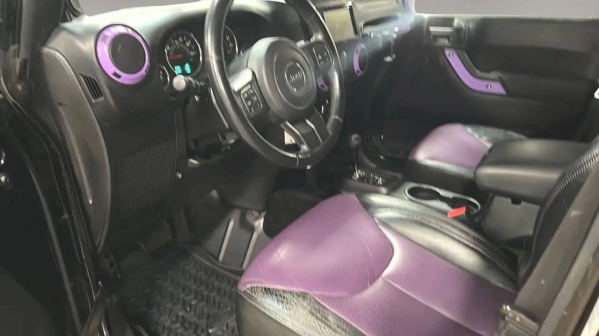 Used 2014 Jeep Wrangler Unlimited Sahara w/ Connectivity Group AWD/4WD image 3