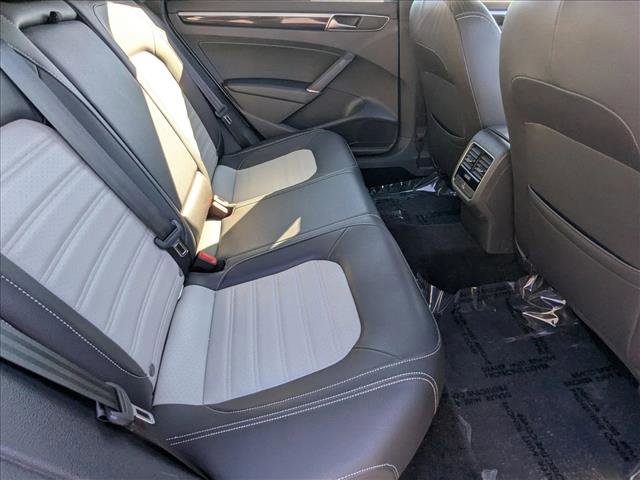 Used 2018 Volkswagen Passat GT image 18