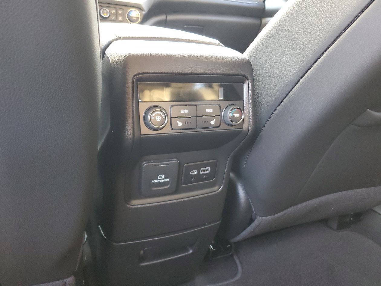 Used 2023 GMC Acadia SLT w/ Technology Package FWD image 15
