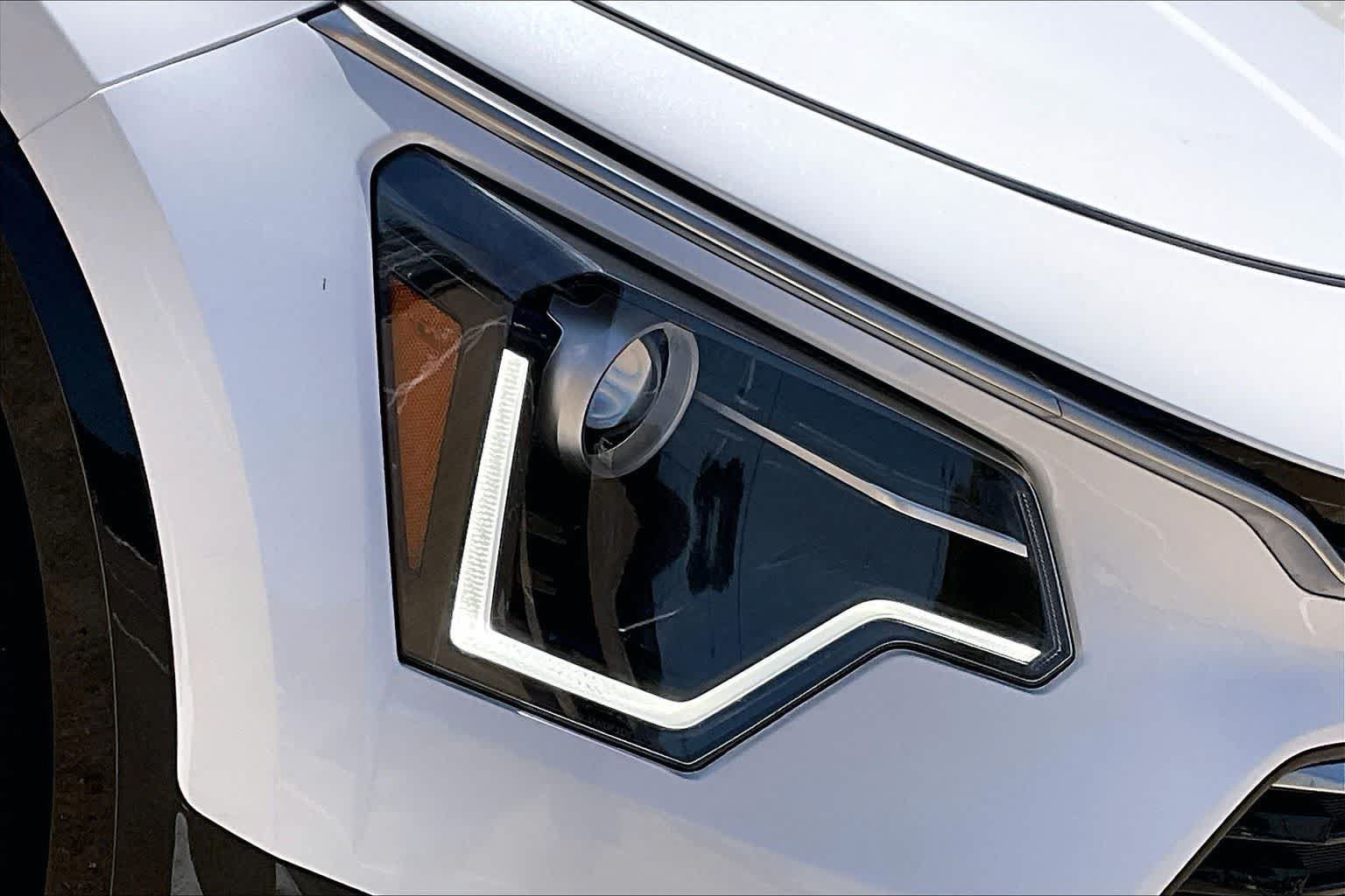 Certified 2023 Kia Niro EX Touring FWD image 31