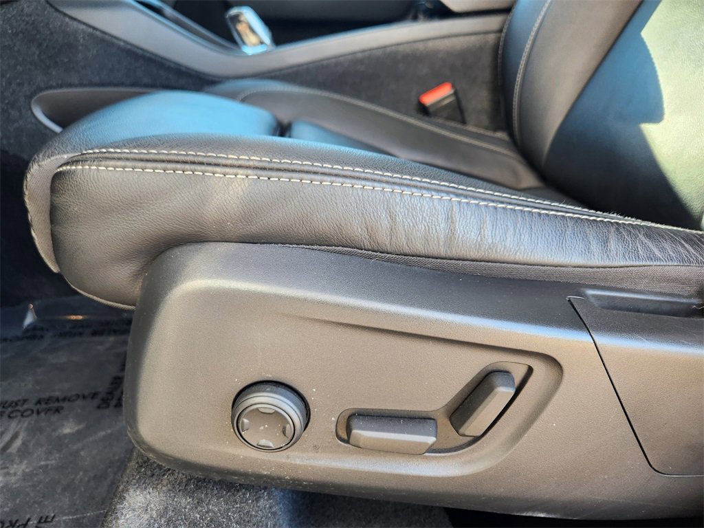 Used 2023 Volvo XC40 B5 Ultimate image 13