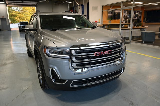 Used 2023 GMC Acadia SLE w/ Driver Convenience Package image 3