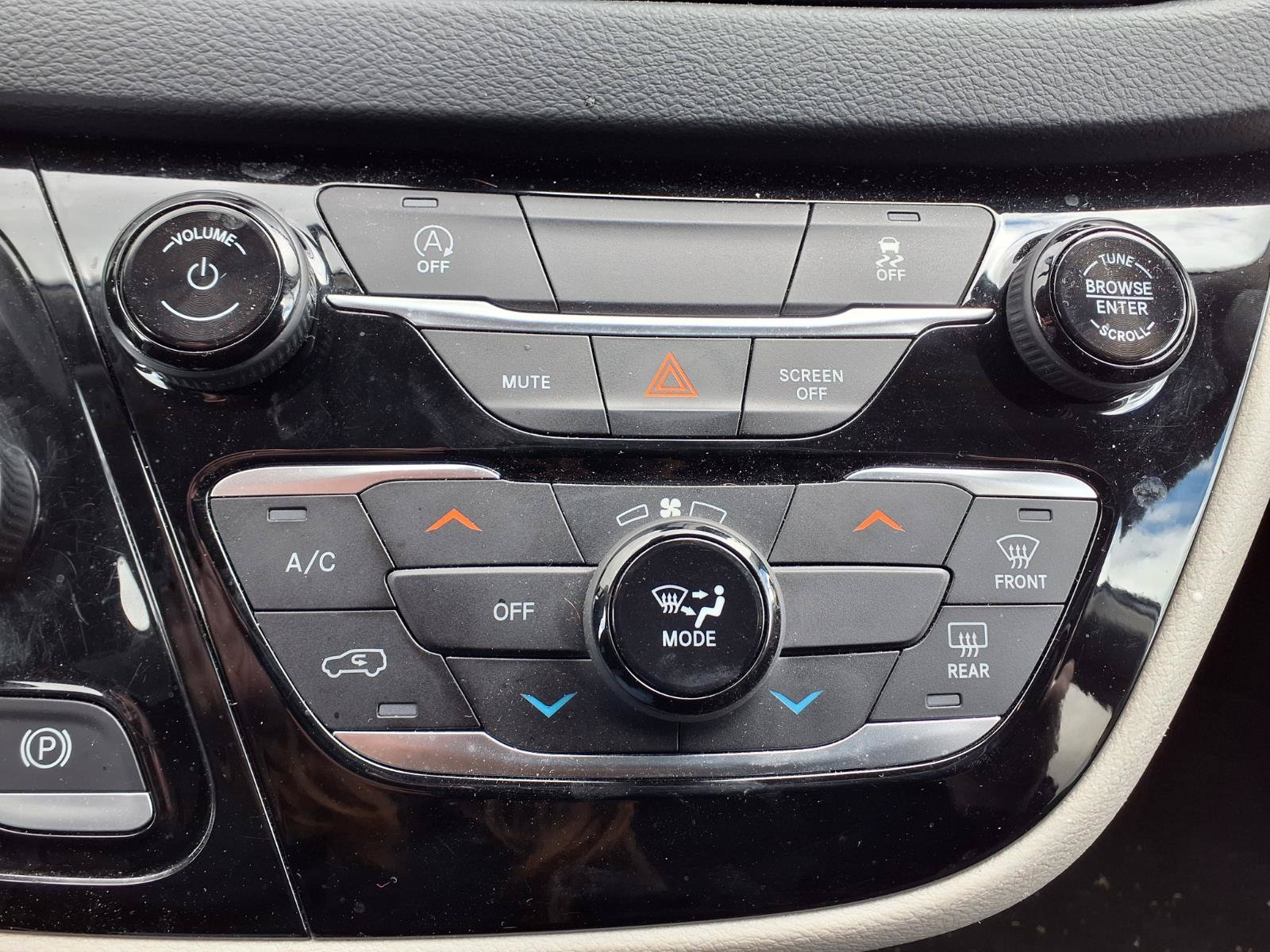 Used 2022 Chrysler Voyager LX FWD image 26