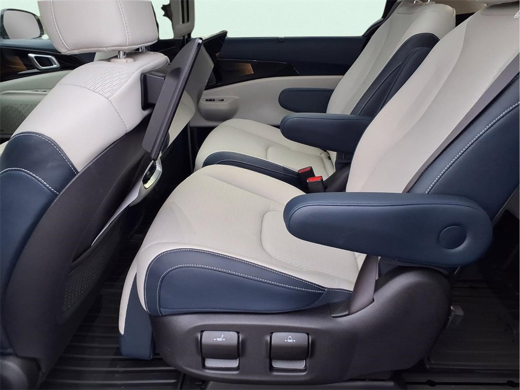 Used 2025 Kia Carnival SX Prestige image 14