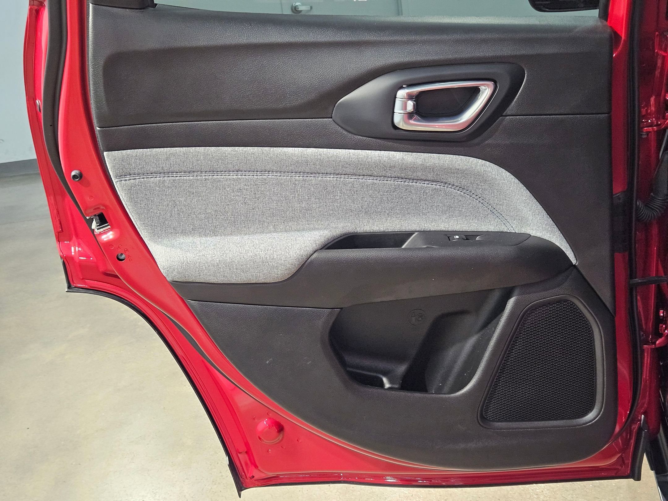 Used 2025 Jeep Compass Sport image 32