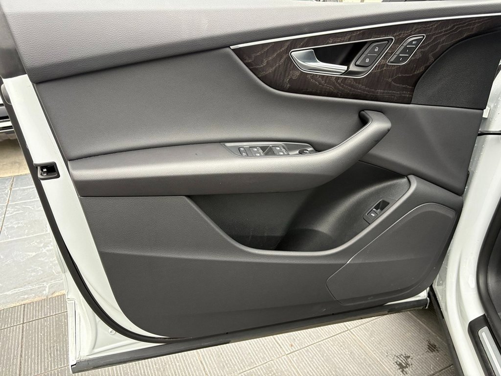 Used 2023 Audi Q8 Premium image 26