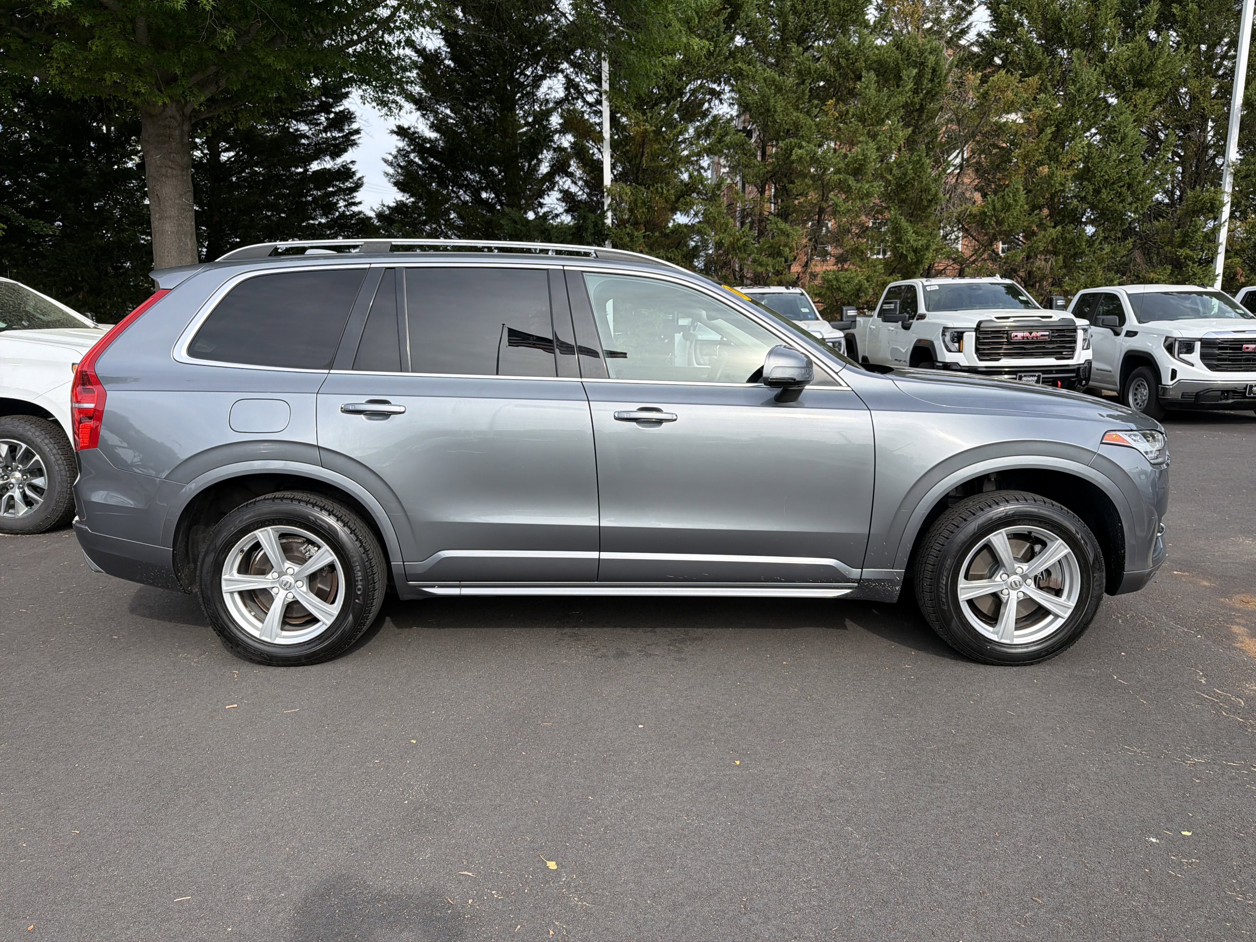 Used 2017 Volvo XC90 T5 Momentum w/ Vision Package image 11