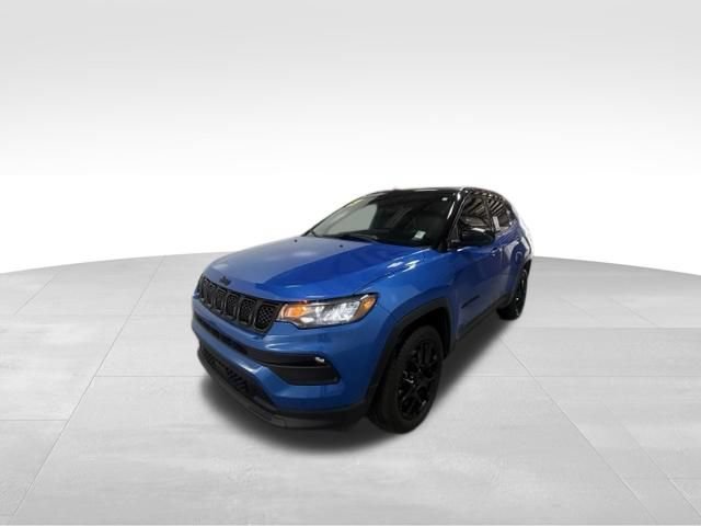 Used 2023 Jeep Compass Latitude w/ Sun and Sound Group AWD/4WD image 2