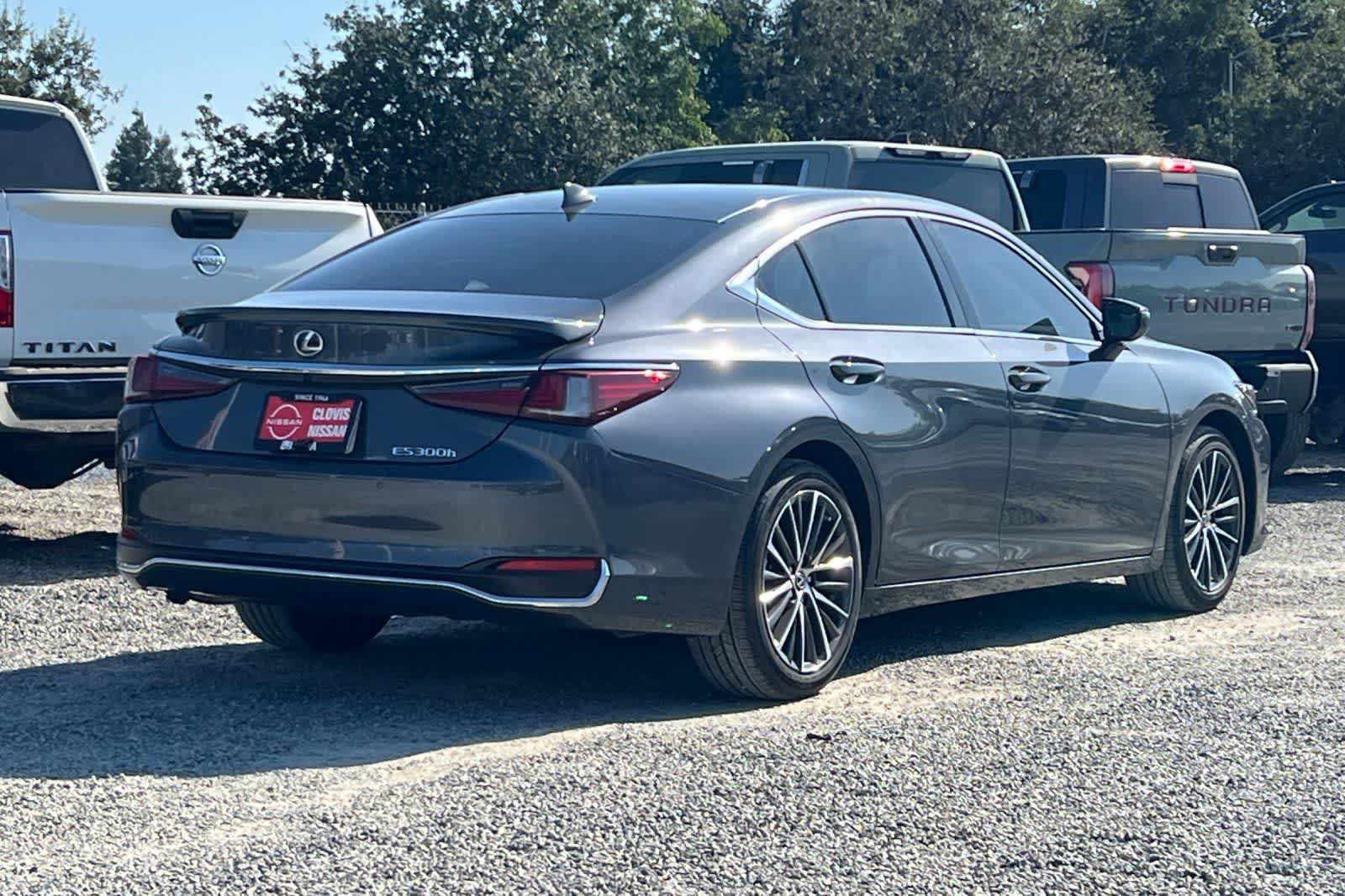 Used 2025 Lexus ES 300h w/ Premium Package FWD image 3